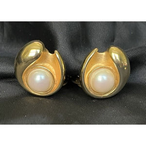 Vintage Erwin Faux Pearl Clip Earrings Brushed Told Tone Modernist Style 1" Wide